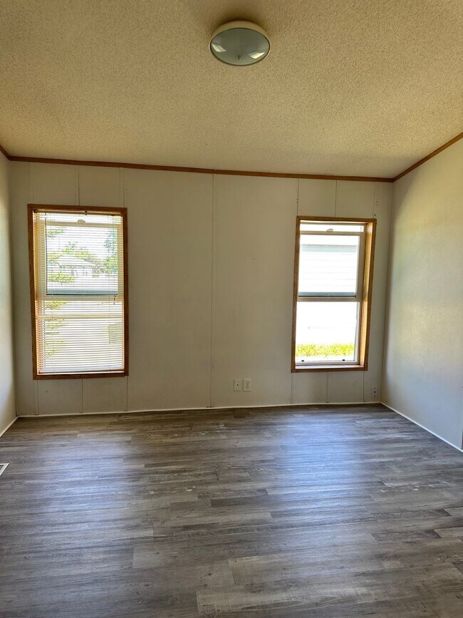 Building Photo - 119 Silver Maple Dr