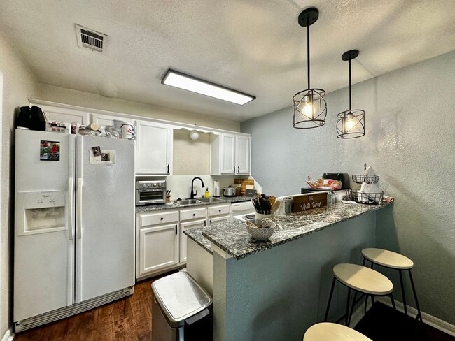 Building Photo - Spacious 4/2 Walking Distance to Campus & ...