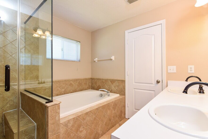 Building Photo - 30410 Randall Manor St