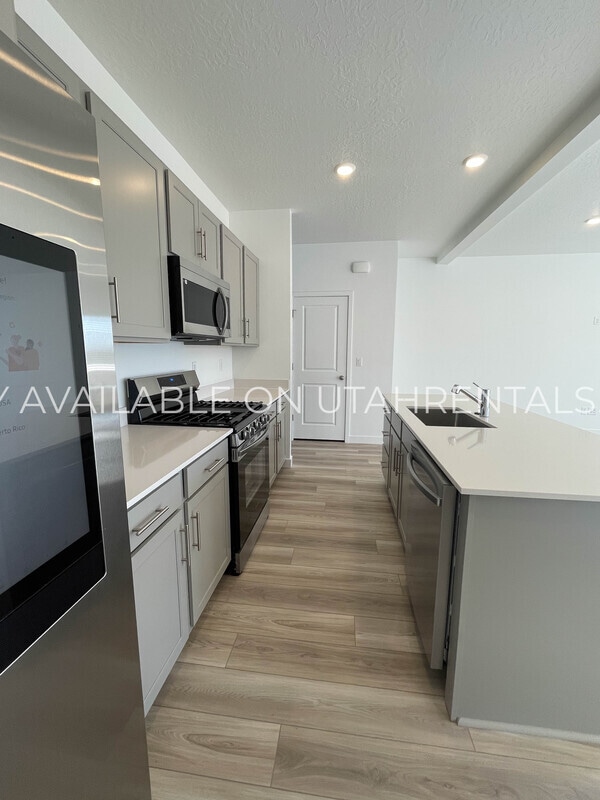 Building Photo - 1605 W Charmer Ln