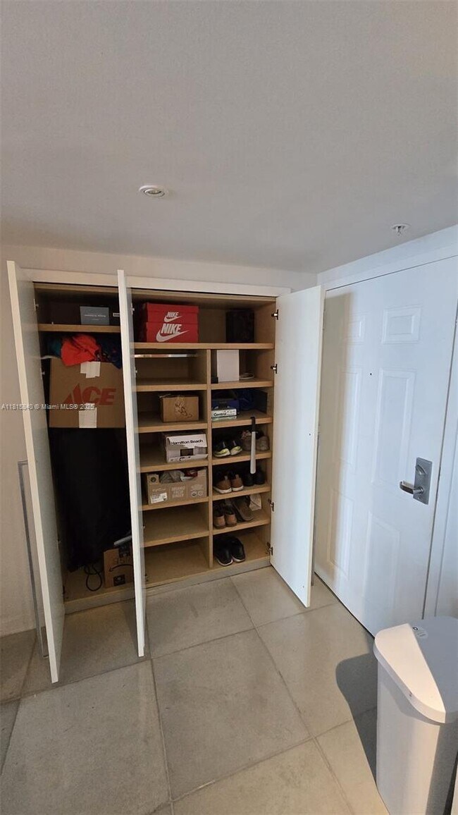Building Photo - 1155 Brickell Bay Dr