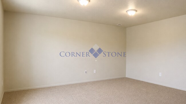 Building Photo - Large 4 Bedroom Home with Garden space, Basketball Court, Close to park!