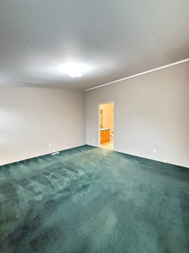 Building Photo - Beautifully Updated 3-Bed, 2-Bath Home wit...