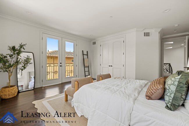 Building Photo - 5011 Hayvenhurst Ave