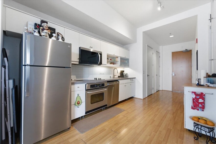 Building Photo - 350 W Ash St