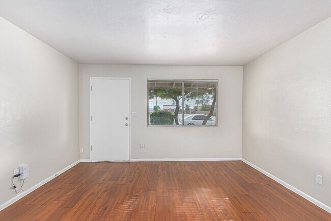 Building Photo - Renovated 2 bed | 1 bath - Central Tempe Location!