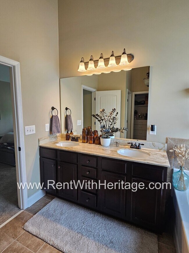 Building Photo - Gorgeous 3 bd / 2 bath / Attention to Deta...
