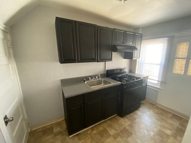 Building Photo - 2 bedroom house for rent