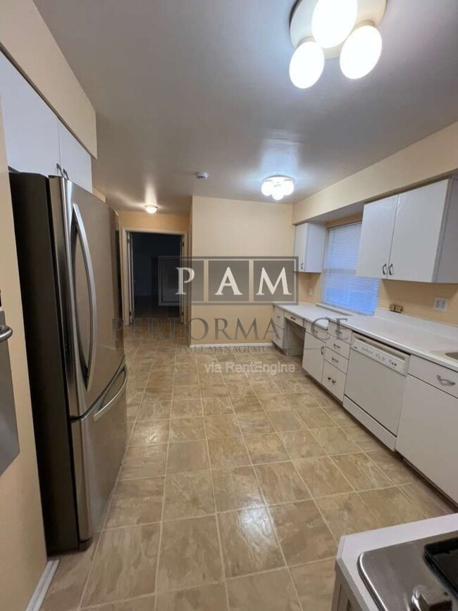 Building Photo - 8862 N Malibu Dr