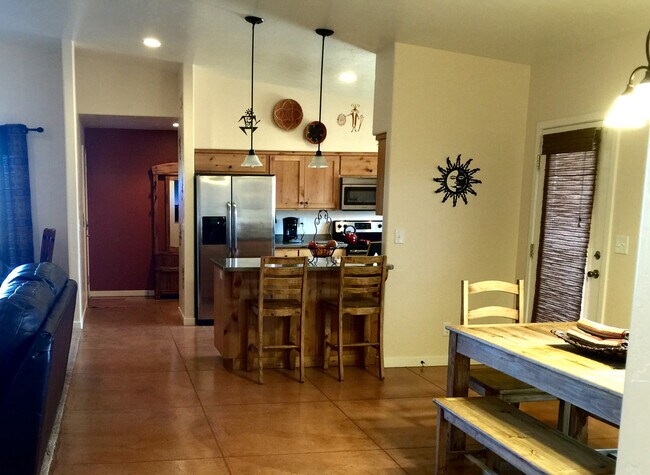 Building Photo - 3366 Oleander Ln