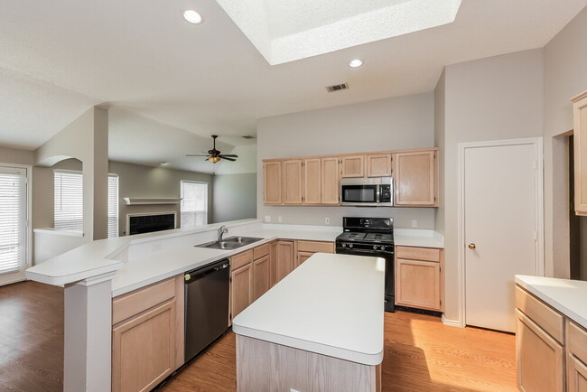 Building Photo - 665 Beatty Dr
