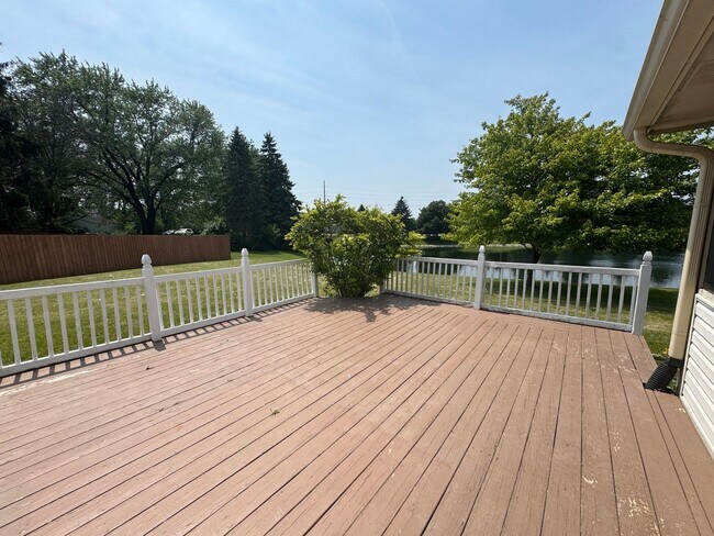 Building Photo - 9847 Cranberry Cir