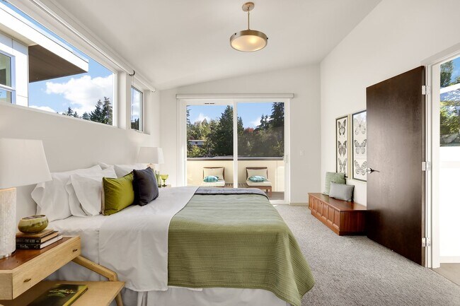 Building Photo - Lovely Ravenna 3bdrm/2.5 bath detached townhome  with 2 parking spaces.  - Available 8/1