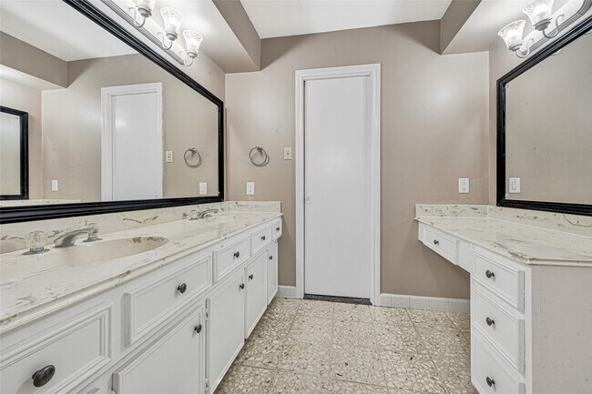 Building Photo - 5702 Vestavia Dr