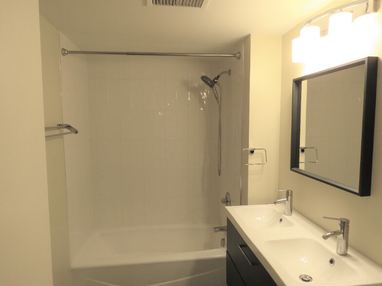 Building Photo - 1401 Scott St