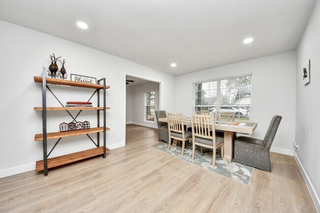 Building Photo - 10003 Briarwild Ln