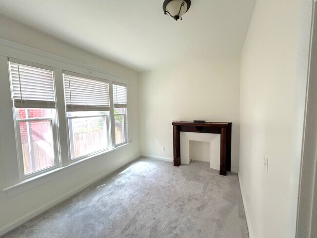 Building Photo - 437 Stoddart Ave