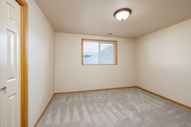 Building Photo - 3 bedroom 2 bathroom west end townhome