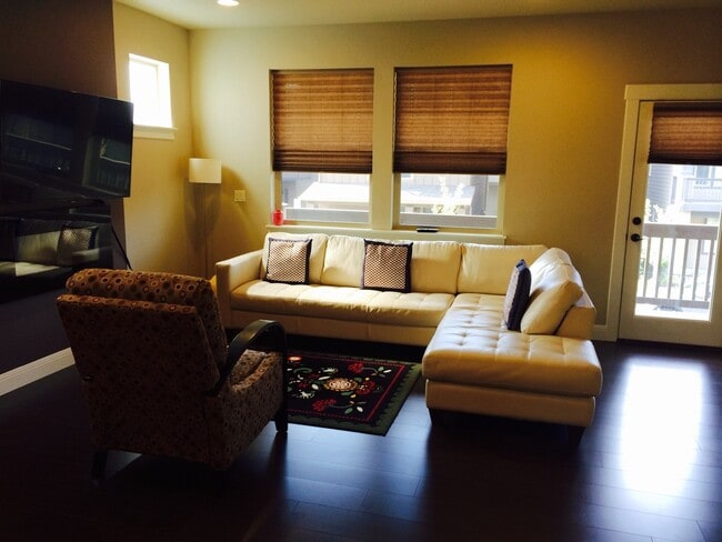 Building Photo - Amazing 3 Bedroom 2.5 Bath Home within Beaverton and next to Nike!