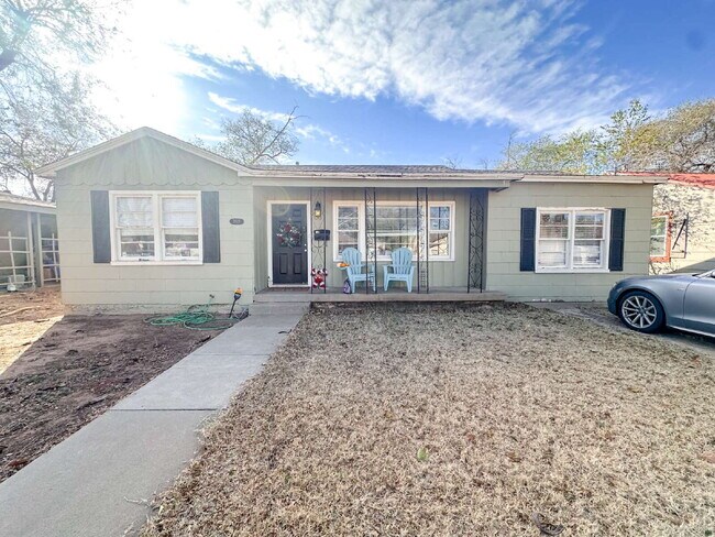 Building Photo - Charming 2-bedroom, 1-bath Home in a Central Location!