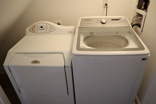 Building Photo - Exquisite Renovated Townhome in Germantown Estates