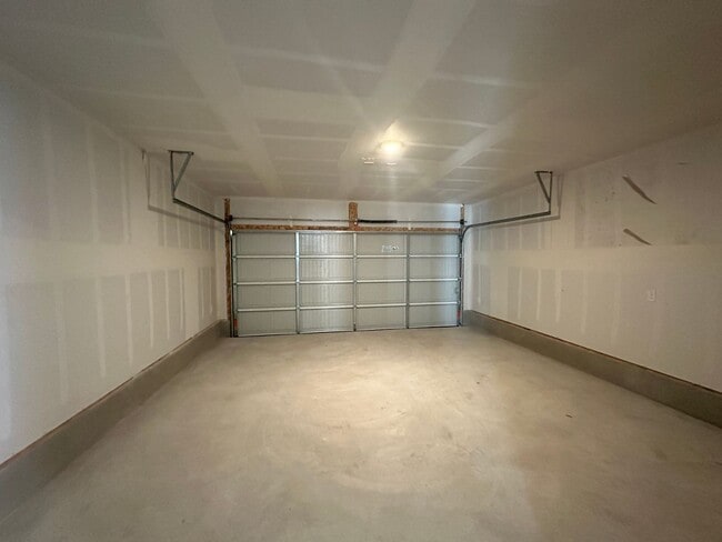 Building Photo - Modern 4 Bedroom Home in Silos Community!