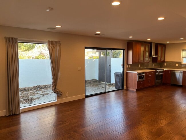 Building Photo - Modern Living Steps from Downtown Mountain View Shopping & Dining!