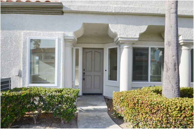 Building Photo - Tennis Villas 2 Bedroom Condo!