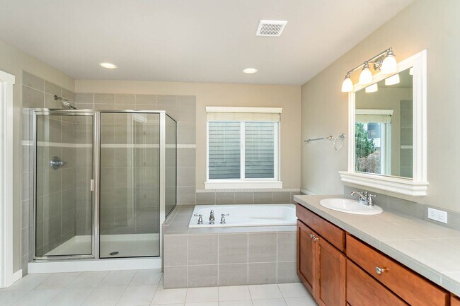 Building Photo - 5Bd/3Ba Lynnwood House
