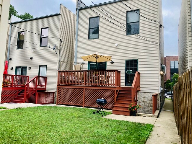 Building Photo - 449 E Bowen Ave