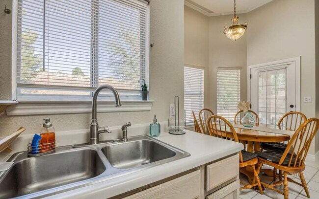 Building Photo - Short Term leases optionn4 Bedrooms 3 baths( near by Sunland Park Dr & Mesa St)