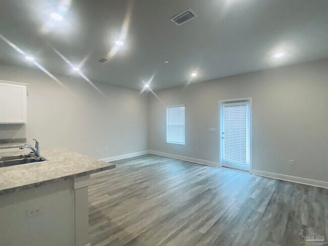 Building Photo - 710 Giese Ln