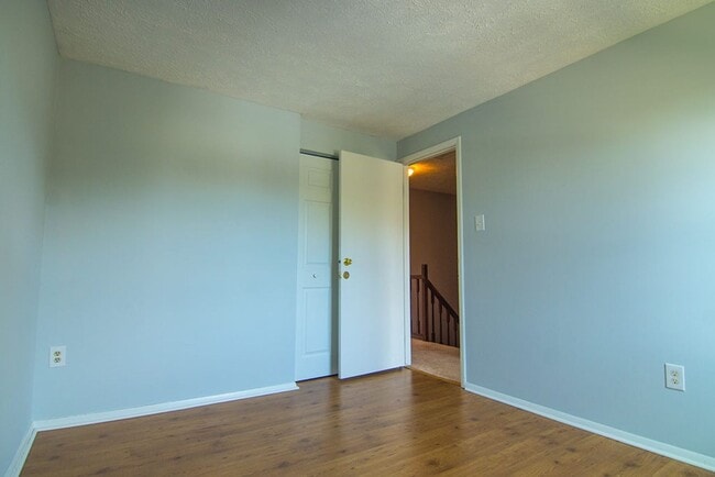 Building Photo - Commuters dream. Beautiful 3 BR 2 FB, 2 HB townhome