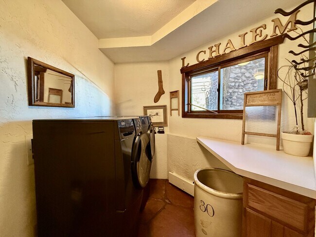 Building Photo - Historic Manitou Springs Home for Rent – M...