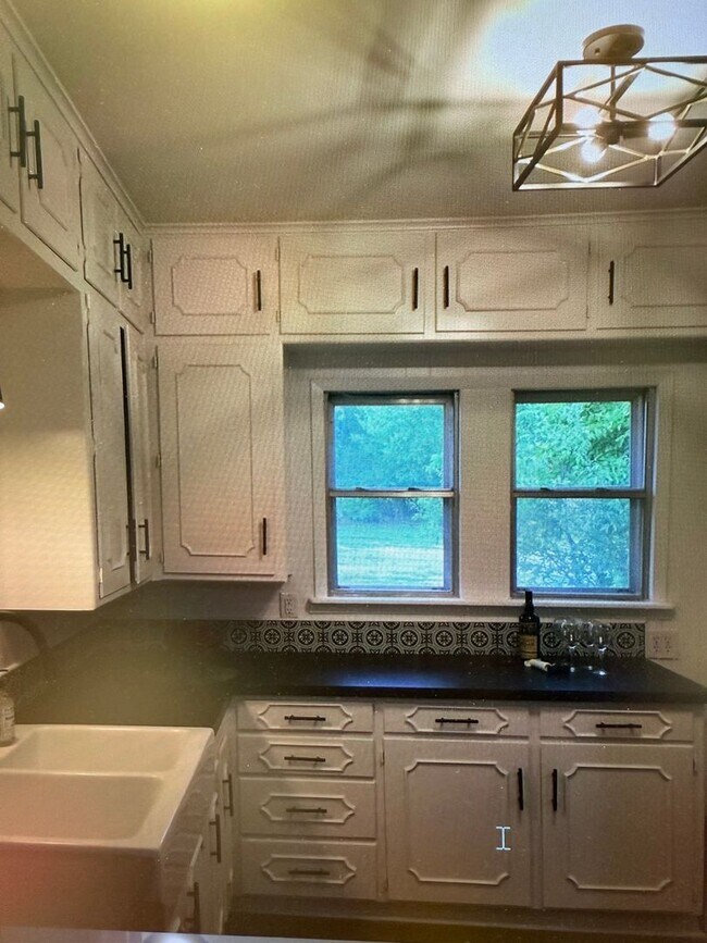 Building Photo - Charming 2 bed 2 bath 1 car garage AND 2 CAR CARPORT!!  Modern Farmhouse with Glassed in Sunroom!