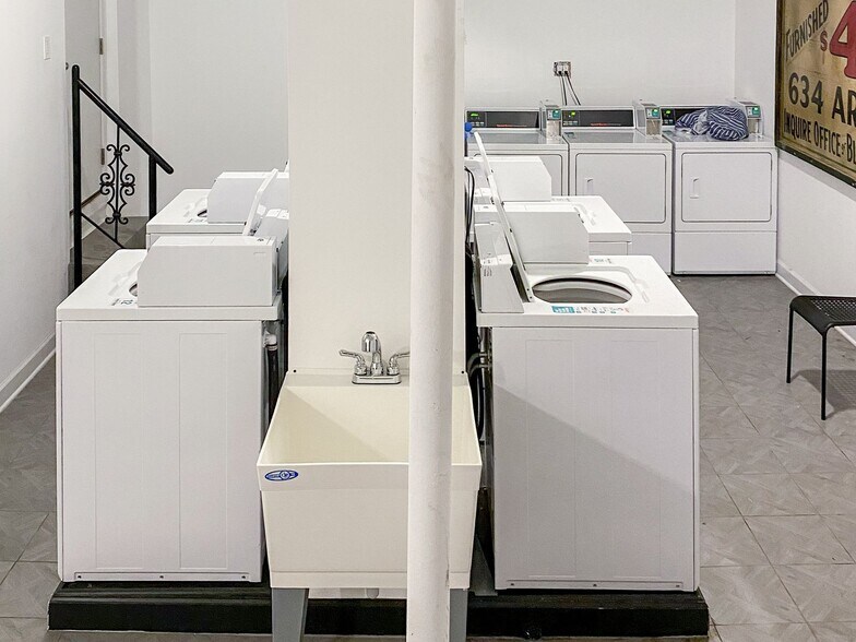 Building Photo - 643 W Arlington Pl