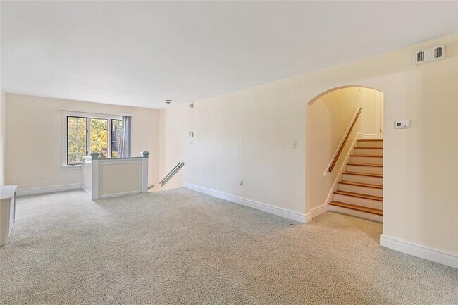 Building Photo - 6 Chase Ln