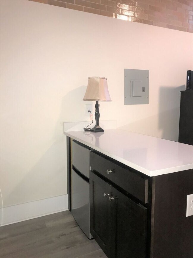 Building Photo - Luxury Location  Convenience