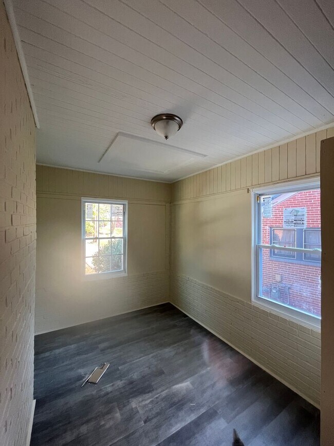 Building Photo - 2106 S Andrews Cir