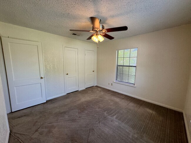 Building Photo - 708-708 Carrie Ave