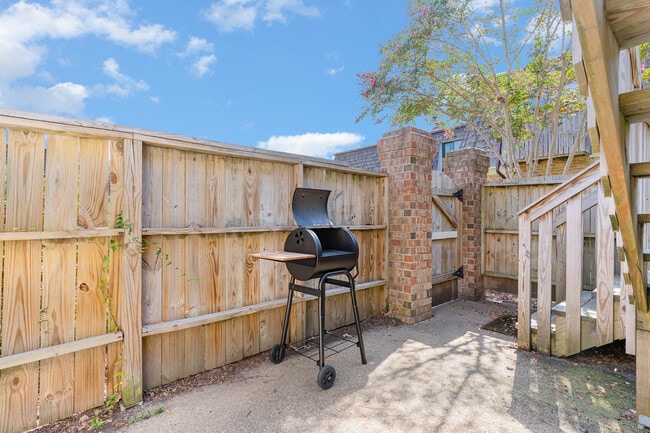 Building Photo - 1611 Ocean Bay Dr