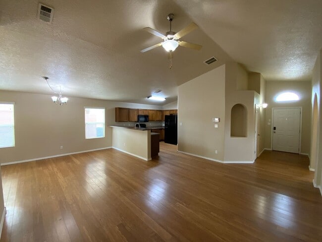 Building Photo - 3 Bedroom Single Story Home Available in T...