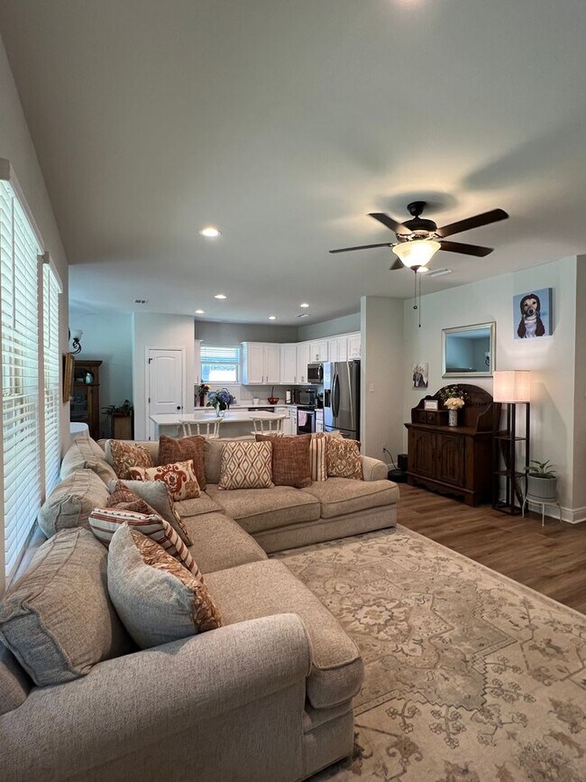 Building Photo - Exceptional 4 Bedroom in Milton
