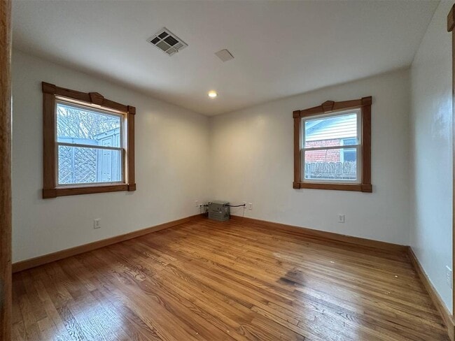 Building Photo - 2833 Kent Dr