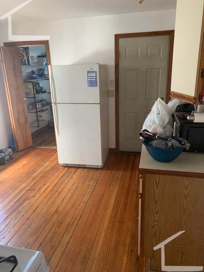 Building Photo - Best Deal on a Cat Friendly Apt.  Last Mon...
