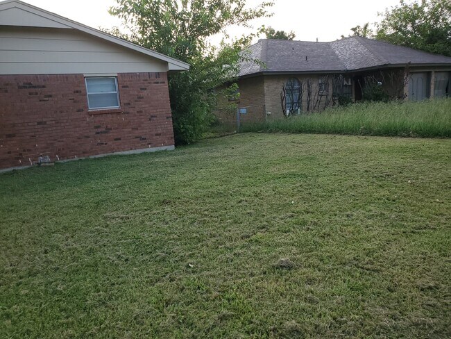 Building Photo - 8417 S Villa Ave