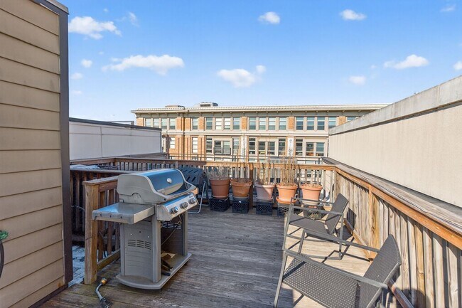 Building Photo - Sophisticated, Beautifully Furnished 2br/2...