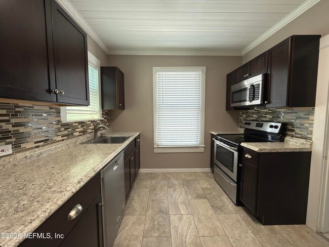 Building Photo - 630 2nd St S