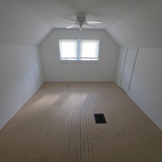 Building Photo - Single Family Home 4  beds 1 bath COMING S...