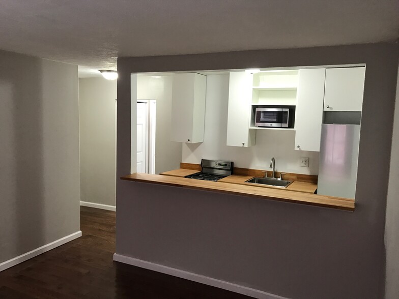 Building Photo - 2116 Kemper Ln